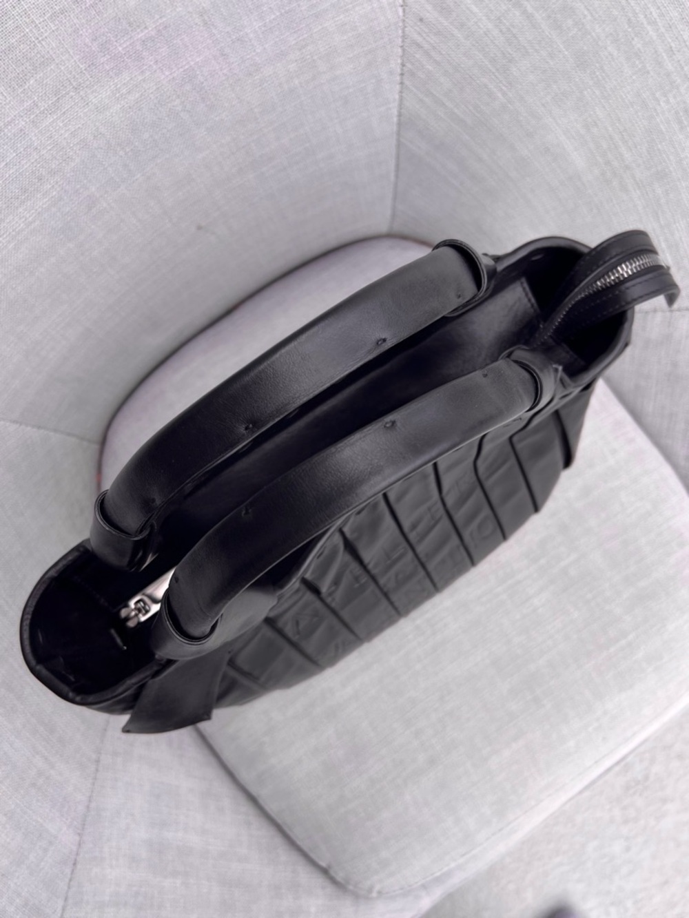 Valentino Garavani Atelier 05 Medium Pleated Black Leather Tote Black - Picture 9 of 11